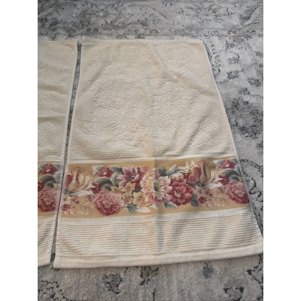 CROSCILL Home Fashions 2 Hand Towels Cotton Floral Decorative Mint condition